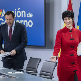 El ministro de Transportes y Movilidad Sostenible, Óscar Puente, y la ministra de Seguridad Social, Inclusión y Migraciones y nueva portavoz del Gobierno, Elma Saiz, durante una rueda de prensa posterior al Consejo de Ministros