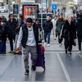 Imagen de archivo de varias personas caminando por la Gran Vía de Madrid.Ricardo Rubio / Europa Press14 DICIEMBRE 2024;RECURSOS;GRAN VÍA;CALLE;GENTE;PERSONAS;PASEO14/12/2024