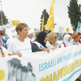 Yael Admi i Reem Alhajajra, activistes israeliana i palestina per la pau, en una protesta conjunta de mares israelianes i palestines