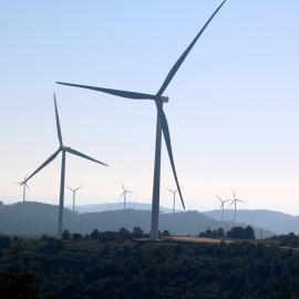 L'aerogenerador 'Montilla' darrera d'un dels molins de la Collada II del Perelló Anna Ferràs