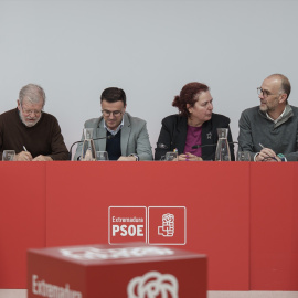 El expresidente de la Junta de Extremadura, Juan Carlos Rodríguez Ibarra y el exsecretario general del PSOE de Extremadura, Miguel Ángel Gallardo durante la reunión de la Comisión Ejecutiva Regional este lunes.