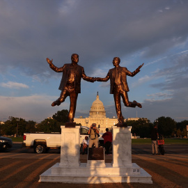 Una escultura de protesta que representa a Trump y Epstein.