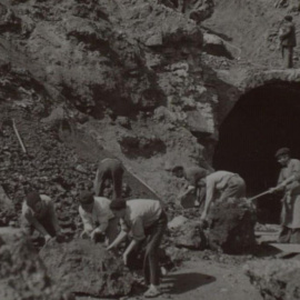 Varios prisioneros republicanos trabajando en una mina en Bilbao.
