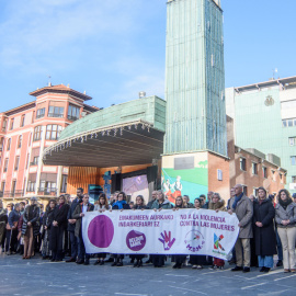 Concentración por el asesinato de una mujer en su domicilio en Barakaldo (Bizkaia).