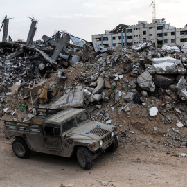 Tropas israelíes patrullan entre las ruinas del sur de Gaza.