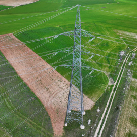 Vista de una torre de alta tensión cerca del municipio de Torija (Guadalajara).