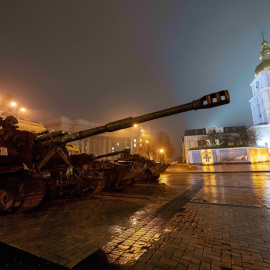 Tanques destruidos en la plaza Mykhailivska de Kiev.