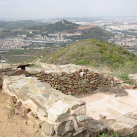 En primer terme el jaciment del Puig Castellar a Santa Coloma de Gramenet, amb Barcelona i el Vallès al fons