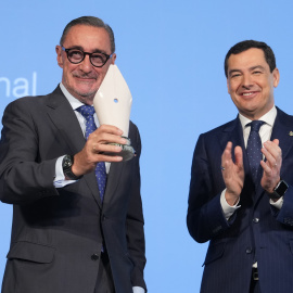 Carlos Herrera recibe el Premio a su Trayectoria Profesional de manos de Moreno Bonilla.