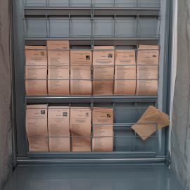 Papeletas electorales y sobres para las elecciones autonómicas en Extremadura.