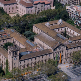 Edificio histórico de la Universidad de Barcelona visto desde el aire.