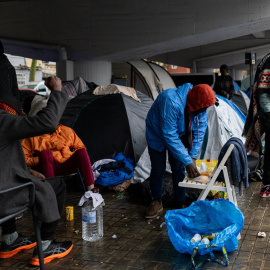 Personas desalojadas del antiguo Instituto B9 de Badalona acampan en el barrio de Sant Roc.