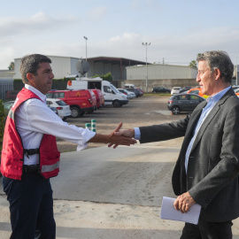 El presidente de la Generalitat Valenciana, Carlos Mazón (i) y el presidente del Partido Popular, Alberto Núñez Feijóo (d), se saludan en la visita del lider de los populares al CECOPI por la DANA.