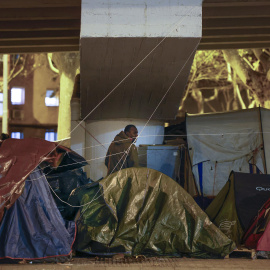 Unas 60 personas pasan la Nochebuena bajo el puente de la autopista C-31.