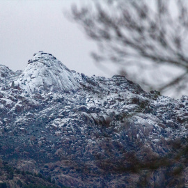 Nieve en Pico del Yelmo, en La Pedriza, Sierra de Guadarrama, Madrid (España).