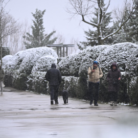Varias personas pasean por el paisaje nevado en Morella.
