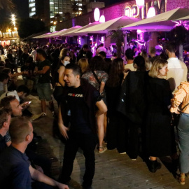 Persones a l'exterior de la discoteca Opium, al front marítim de Barcelona, en una imatge d'arxiu.