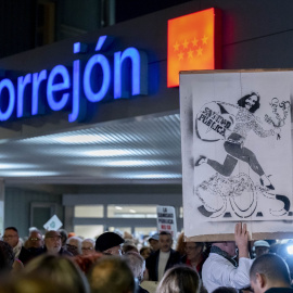 Manifestantes durante una concentración ante el Hospital de Torrejón.