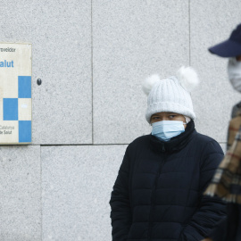 Dos ciudadanos en un centro de atención primaria de Barcelona.
