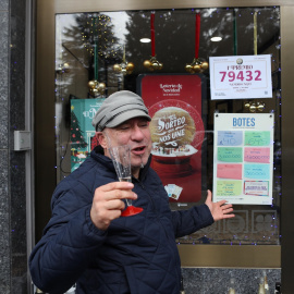 Un hombre celebra el Gordo el pasado lunes en Villablino (León).