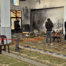 Las fuerzas de seguridad revisan el interior de la mezquita en Siria.