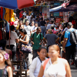 Venezolanos en un mercado en el barrio Petare de Caracas.