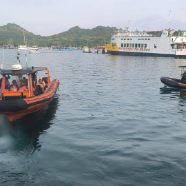 Los equipos de rescate de Indonesia buscan a cuatro españoles desaparecidos tras el naufragio de una embarcación cerca de la isla de Padar.