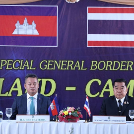 Los jefes de Defensa de Tailandia, Nattaphon Narkphanit, y de Camboya, Tea Seiha.