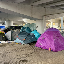 Part de l'acampada sota el pont de la C-31 a Badalona, integrada per persones desallotjades de l'antic institut B9.