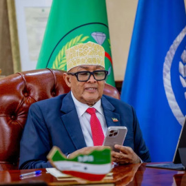 El presidente de la región separatista somalí, Abdirahman Mohamed Abdulahi, habla con Benjamin Netanyahu.