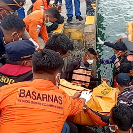 Los rescatadores trasladan uno de los cuerpos hallados tras el naufragio.