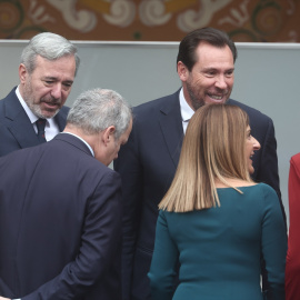 El presidentes de Aragón, Jorge Azcón, a la izquierda, y el ministro de Transportes y Movilidad Sostenible, Óscar Puente, a la derecha, durante el desfile militar del pasado 12 de octubre.
