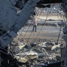 Niño palestino tras un ataque aéreo israelí en Gaza.