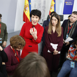 La ministra de Inclusión, Seguridad Social y Migraciones y portavoz del Gobierno, Elma Saiz, conversa con un grupo de periodistas el pasado martes en La Moncloa.