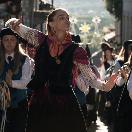 Las actrices Judith Fernández (centro) y María Vázquez (dcha.)