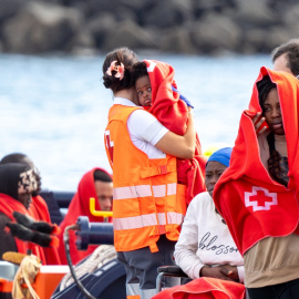 Fotografía de archivo de los agentes de equipos de emergencia mientras atienden a los migrantes en el muelle de Arrecife.