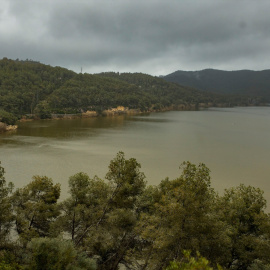 Fotografía de archivo de la vista del embalse de Foix al 100% de su capacidad.