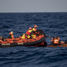 Foto de archivo de voluntarios de Open Armas rescatan a varios migrantes en el mar mediterráneo.