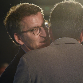 Feijóo susurra al oído de Carlos Mazón, de espaldas, en una imagen de archivo.