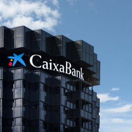 El logo de CaixaBank en sus oficinas en Barcelona.