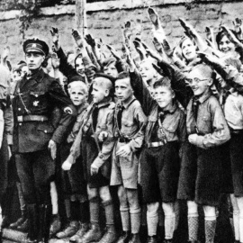 Niños nazis saludan a Adolf Hitler en Leipzig, en 1932.