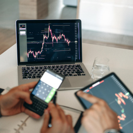 La tecnología nos puede echar una mano en nuestro propósito de ahorrar dinero en 2026.