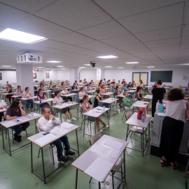 Foto de archivo de un aula donde se realizan las pruebas de oposición en Sevilla.