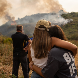 Vecinos ven el avance del incendio, a 24 de agosto de 2025, en Molinaseca, León.