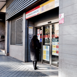 (Foto de ARCHIVO)Una mujer entra a una oficina del SEPE, a 4 de febrero de 2025, en Madrid (España). El paro registrado en las oficinas de los servicios públicos de empleo subió en 38.725 personas en enero en relación al mes anterior (+1,5%) debido, sobre todo, al sector servicios, que concentró la mayor parte del aumento del desempleo tras finalizar la temporada navideña, según datos publicados por el Ministerio de Trabajo y Economía Social.Carlos Luján / Europa Press04 FEBRERO 2025;SEPE;PARO;DESEMPLEADOS04/2/2025