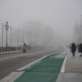 Imagen de una calle de Sevilla, este martes, envuelta en una densa niebla.
