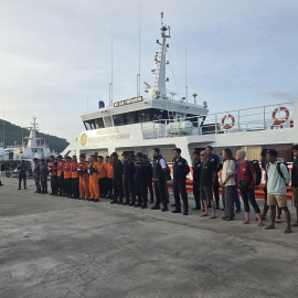 Integrantes de equipos de búsqueda de Indonesia forman durante un operativo este miércoles, en Labuan Bajo, isla de Flores (Indonesia).