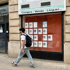Una de les diverses immobiliàries a Barcelona exposa els anuncis de compravenda i lloguer al seu aparador