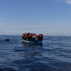 Migrantes en un bote de madera, que salieron de las costas de Libia, esperan se rescatados por miembros de la ONG Open Arms, a 5 de marzo de 2022, frente a la costa de Libia, en el Mar Mediterráneo.