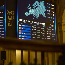 Paneles informativos en el Palacio de la Bolsa de Madrid, a 16 de diciembre de 2025, en Madrid